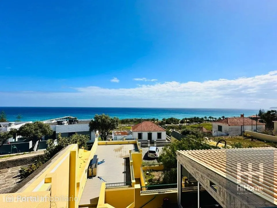 Prédio com comércio e habitação na Vila Baleira, Porto Santo