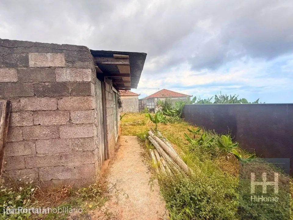 Terreno de 614 m² com Duas Moradias e Rentabilidade - Livramento