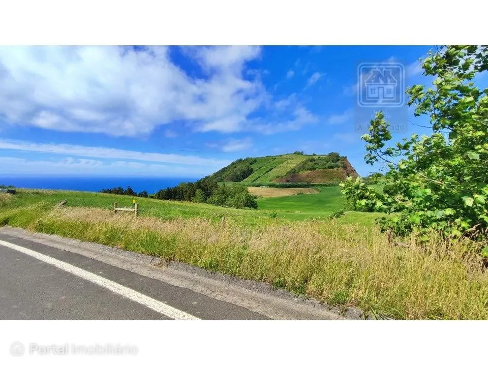 Land for sale in Fenais da Ajuda