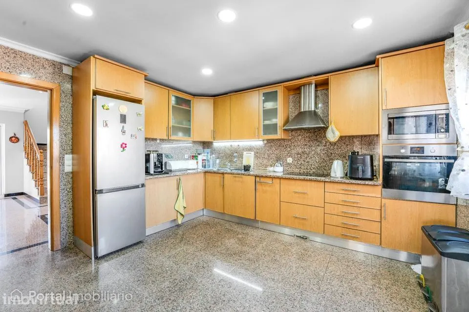 Moradia T6+1 com 4 suites, piscina e cave independente | Loures