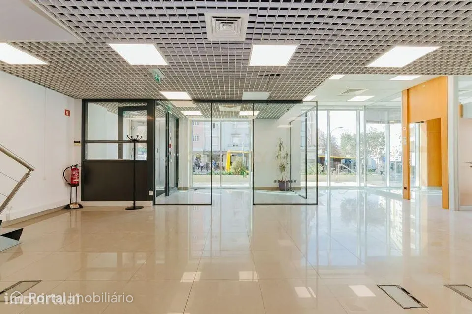 Loja/Escritório no Areeiro, com 2 lugares de estacionamento
