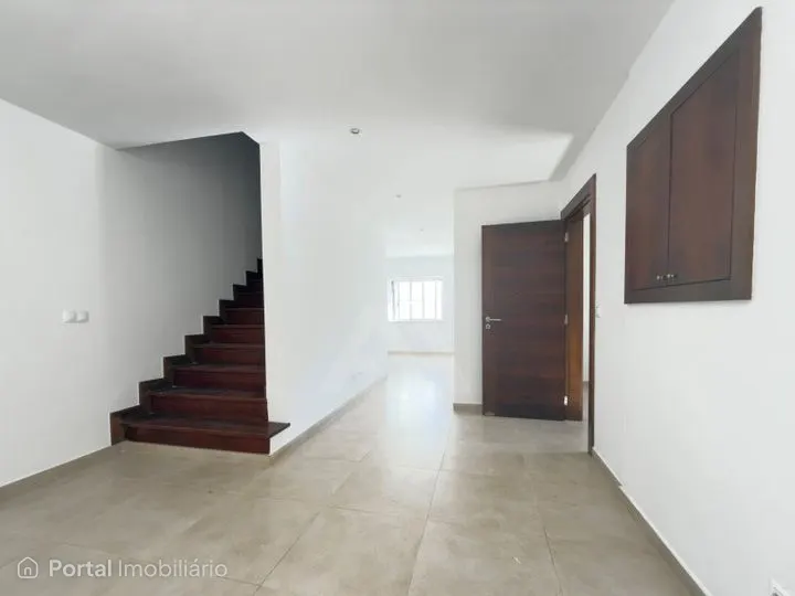 Moradia T4 com amplo terreno e varanda em Manique de Baixo, Alcabid...
