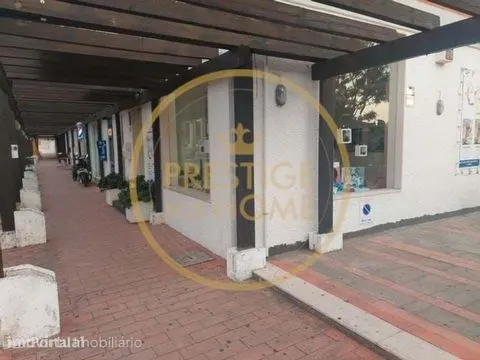 Loja com excelente localização, a escassos metros da marina de Vilamou