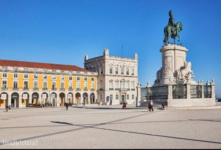 Apartamento T1 com Suíte e Varanda na Rua do Comércio em Lisboa