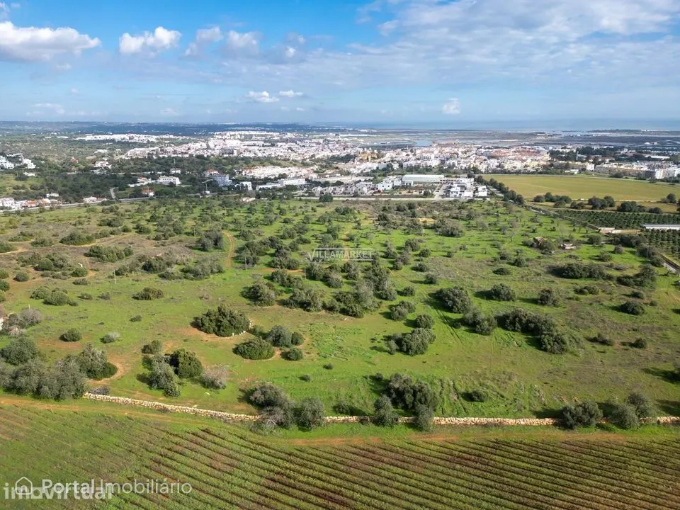 Terreno urbano com 21,8 hectares situado na ligação entre a A22 e o ce