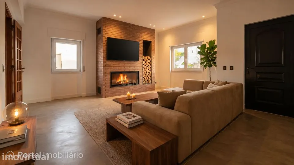 Moradia T4 com Sótão Amplo e Excelente Potencial | Charneca da Caparic