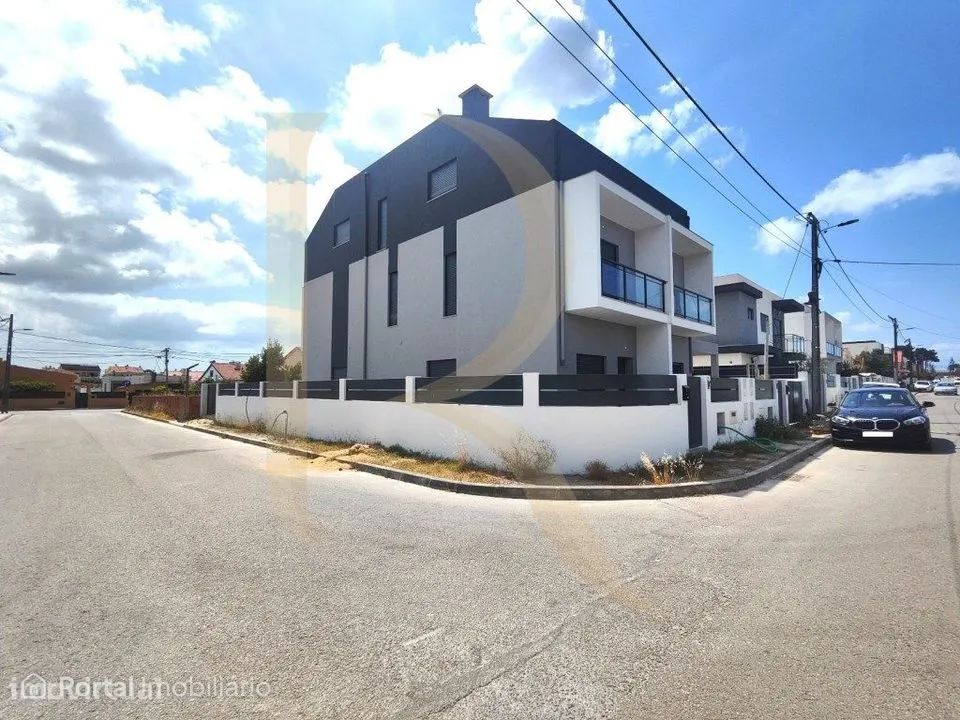 Moradia nova geminada T4 triplex