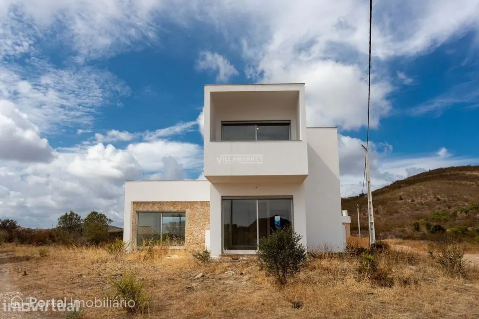VILLA V3 composta por 2 andares com 435 m2 de terreno situada em Cotov