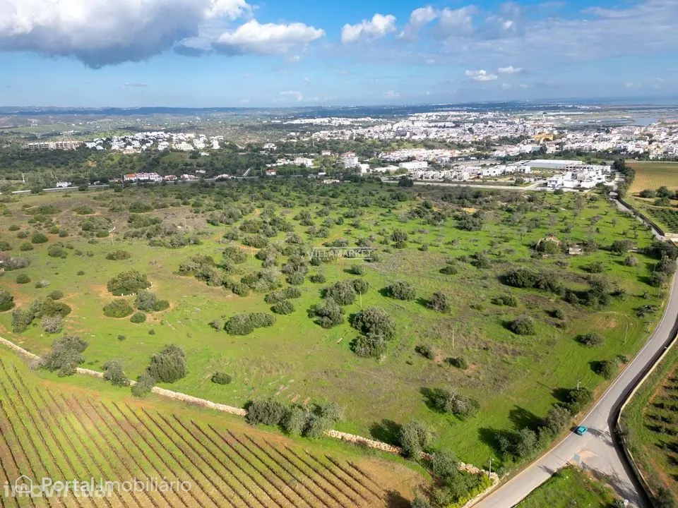 Terreno urbano com 21,8 hectares situado na ligação entre a A22 e o ce