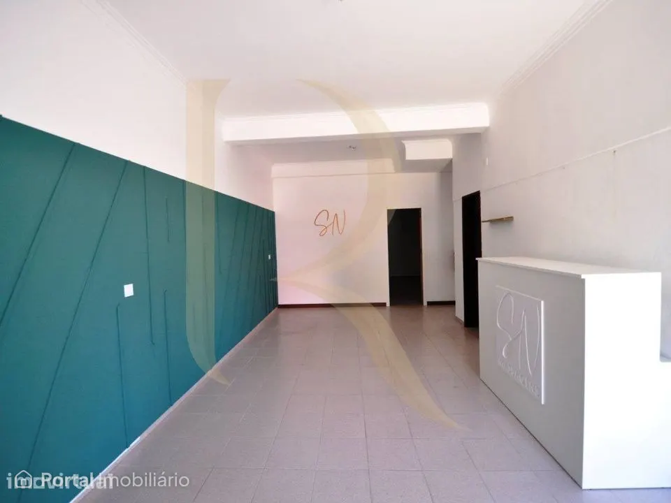 Loja com montra na Arrentela - Seixal