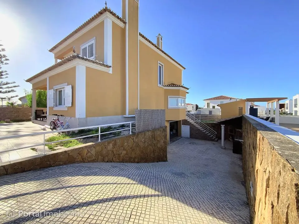 Moradia T4 com jardim e garagem para 3 carros, a 3 km da Praia do Magoito – São João das Lampas, Sintra