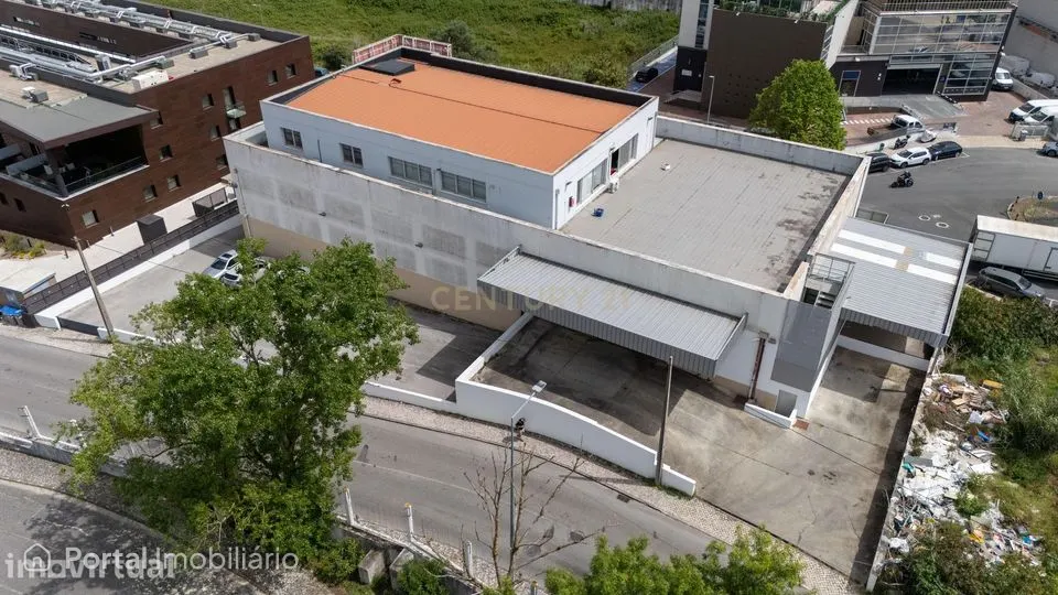 Prédio para Arrendamento no Prior Velho