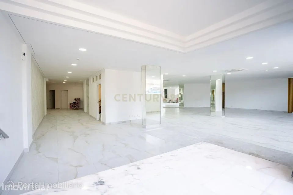 Loja - Armazém para Comércio remodelada na Amadora, Venteira