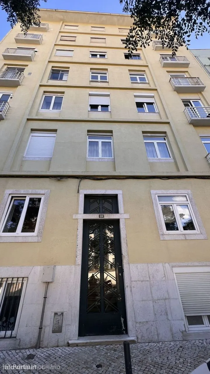 Apartamento T2+1 à venda na Avenida Rovisco Pais, 20
