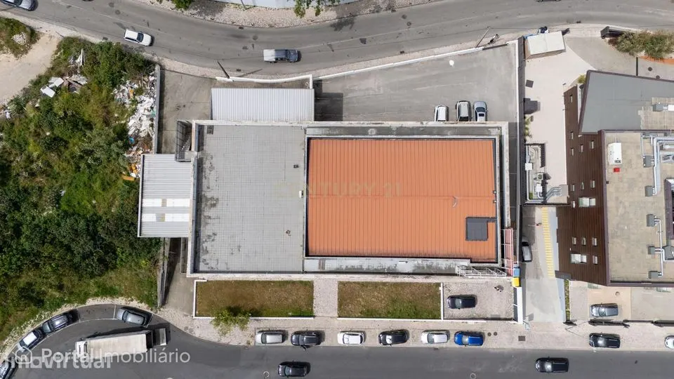 Prédio para Arrendamento no Prior Velho