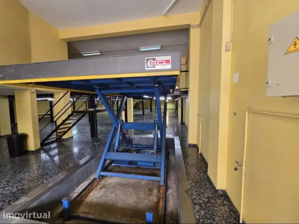 Loja vc Armazém com cerca de 950 m² divididos em 2 andares.