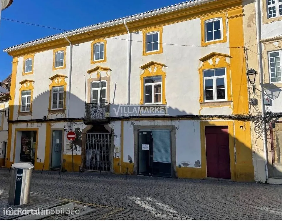 Edifício com 3 pisos da banca situado no Centro histórico de Portalegr