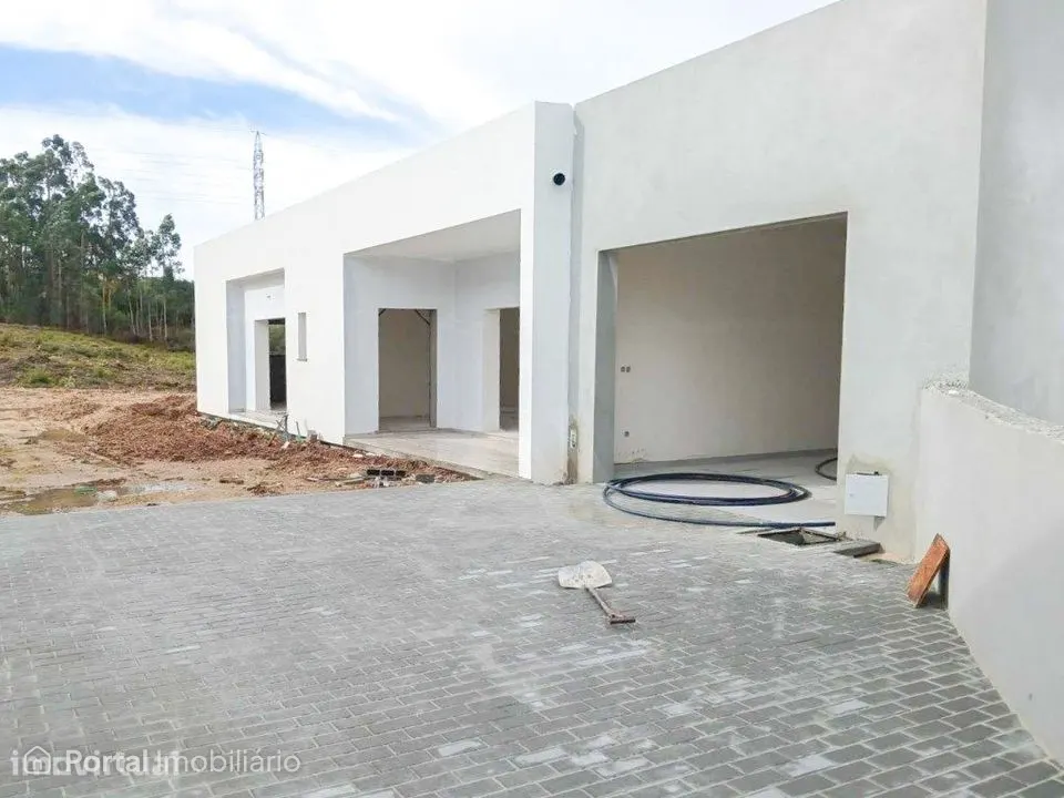Moradia T4 remodelada em condomínio fechado com jardim em Leiria
