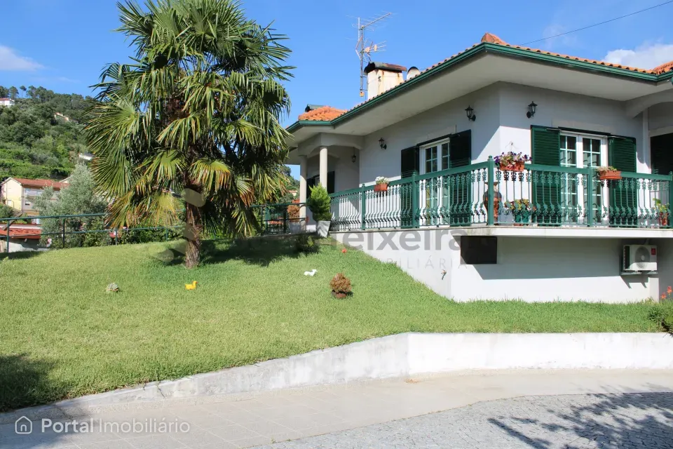 Moradia T4 com 11500m2 de terreno ,elevador e vista panorâmica sobre o rio Douro em Frende, Baião