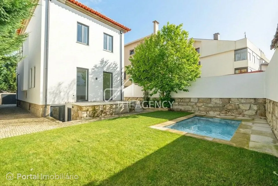 Descubra esta moradia de luxo com três pisos (2 pisos + cave)