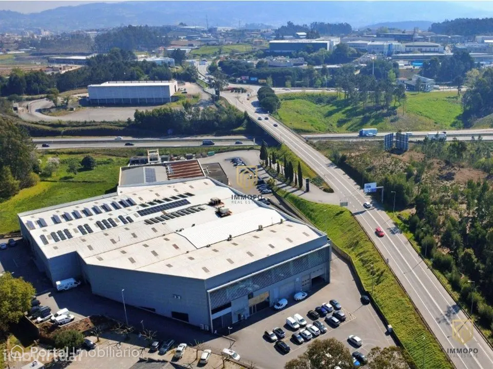 Armazém 1.721 m² na Trofa com escritórios e showroom