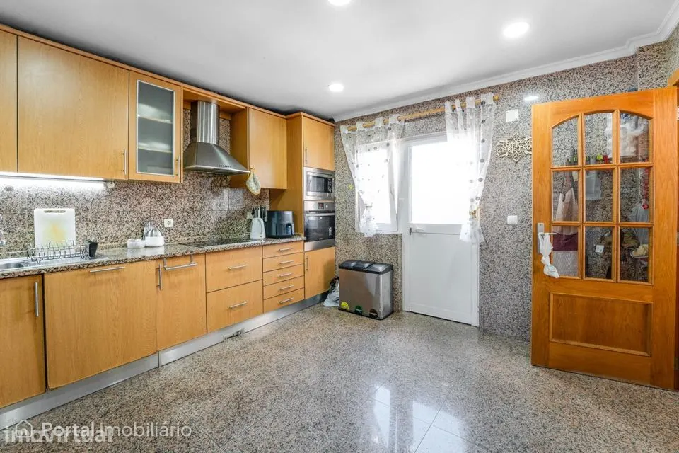 Moradia T6+1 com 4 suites, piscina e cave independente | Loures