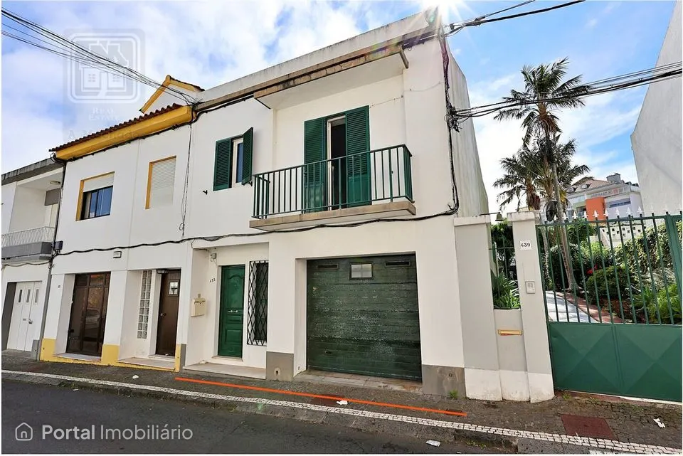 Moradia geminada / 4 quartos / garagem / quintal e terraço / São Pedro