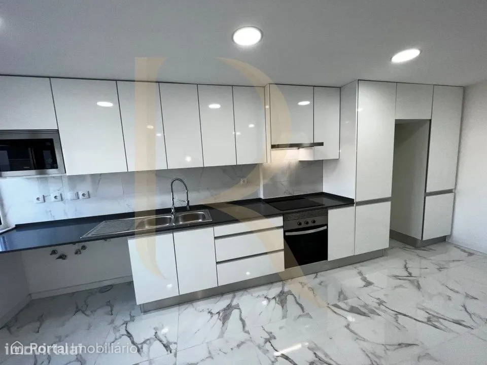 Apartamento T3 remodelado com varandas no Laranjeiro - Almada