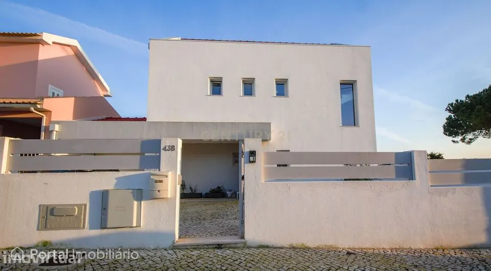 Moradia T3+1 de Luxo COMO NOVA com Piscina | Próxima da Praia