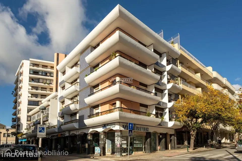 Apartamento T3 inserido no 2º andar de edifício com elevador situado n