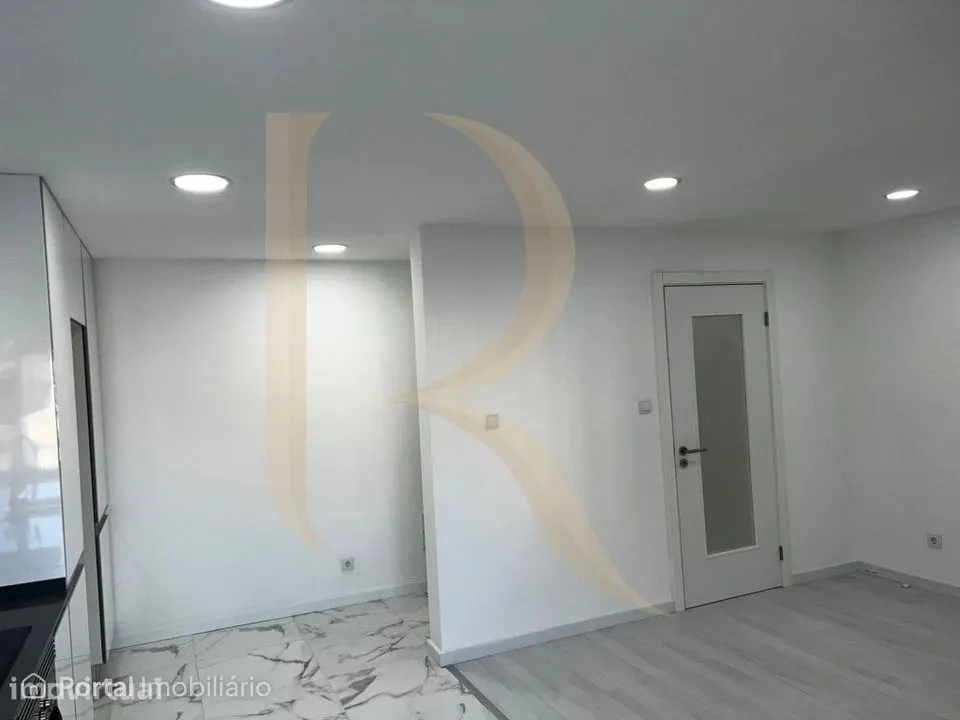 Apartamento T3 remodelado com varandas no Laranjeiro - Almada