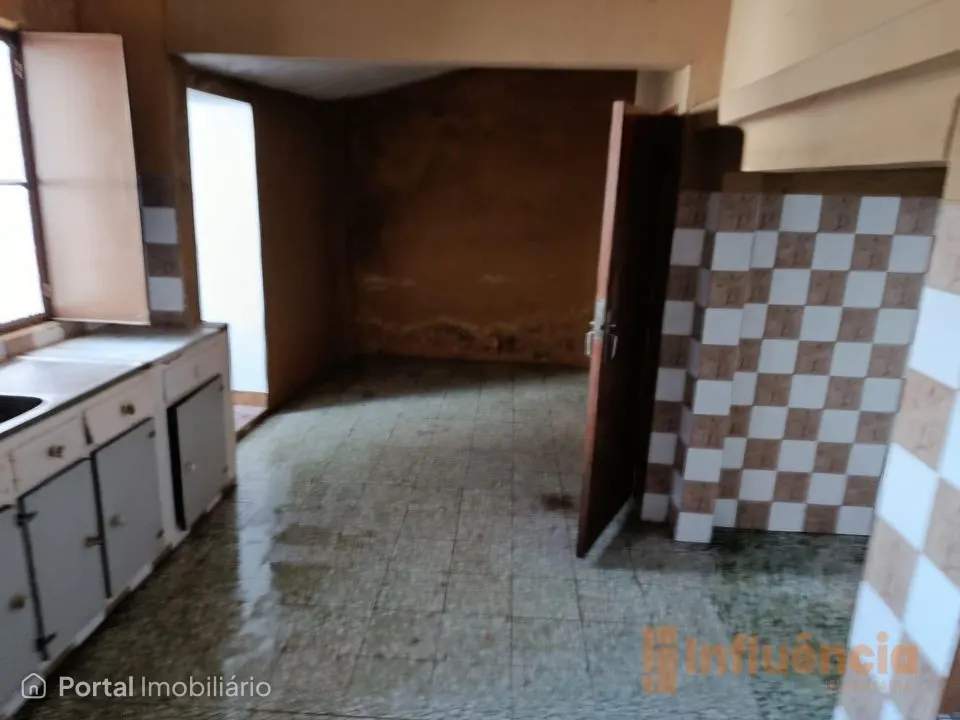 Moradia T2 com garagem e logradouro no centro de Alvito