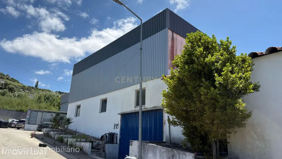 Armazém/Oficina com 2 Pisos e Entradas Independentes – Frielas