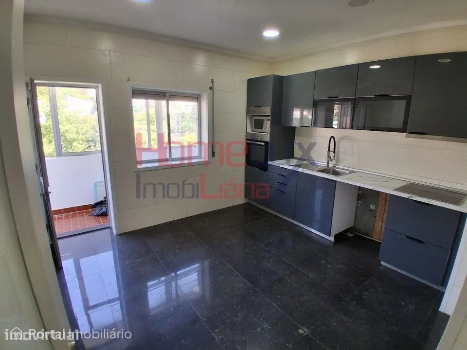 Apartamento T3 com 3 frentes e lugar de garagem, Fânzeres, Gondomar