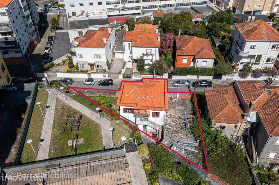 Moradia isolada para reabilitação em Gaia junto ao Corte Inglês