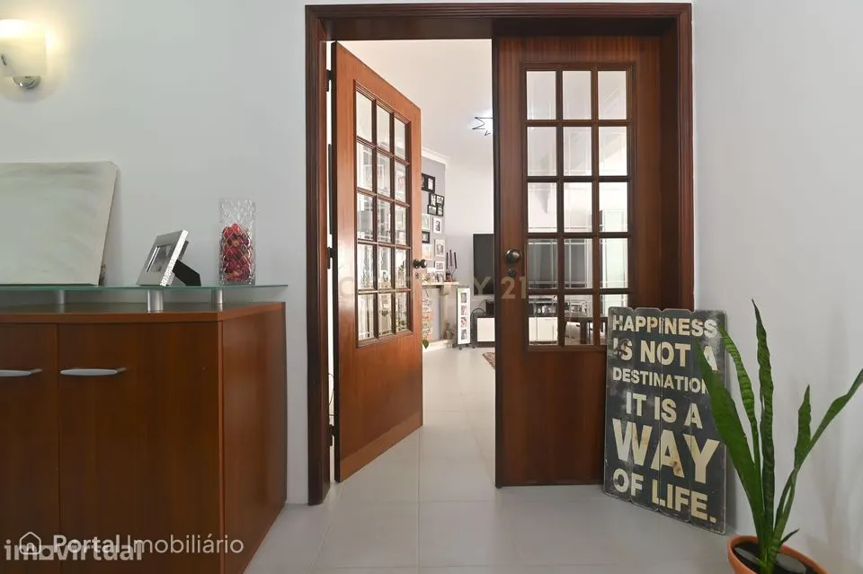 Apartamento T3 semi-remodelado, luminoso e pronto a habitar, na Rincho