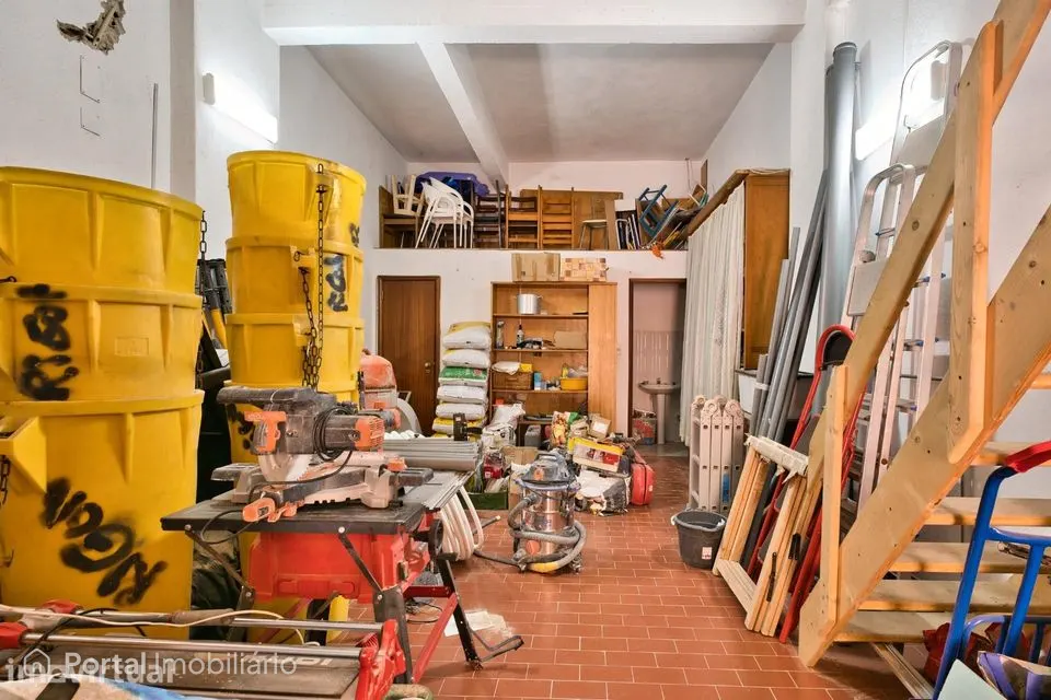 Garagem de 45 m2 com entrada independente, WC e mezanine em Belas