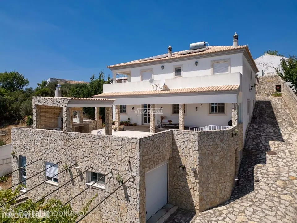VILLA V5 com vista mar inserida num terreno com 2290 m2 situada no Mal