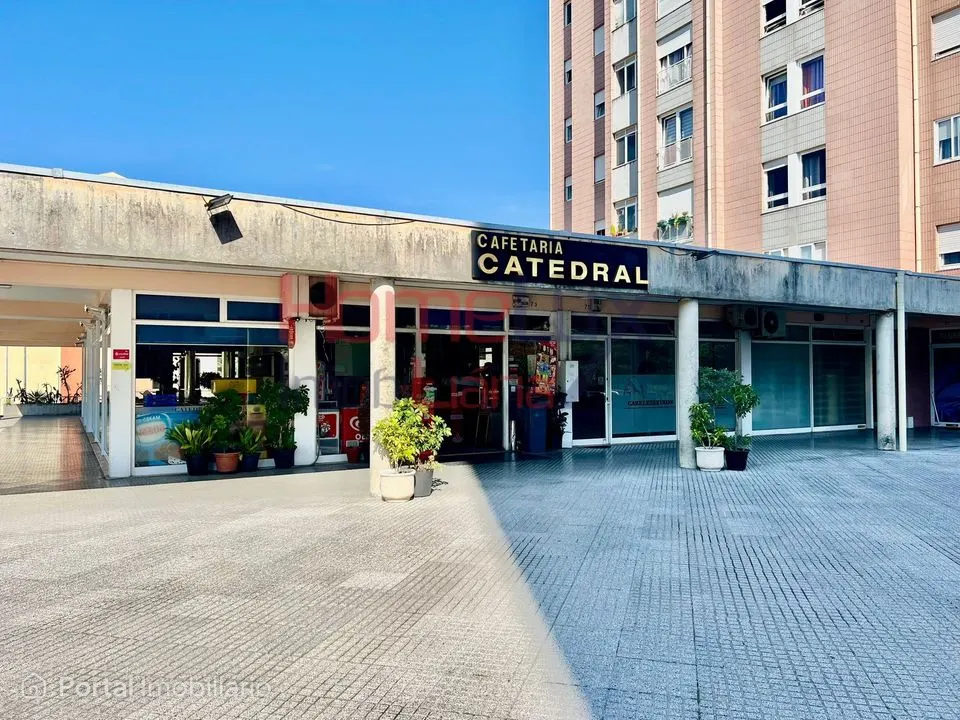Loja ampla com Cafetaria em Águas Santas