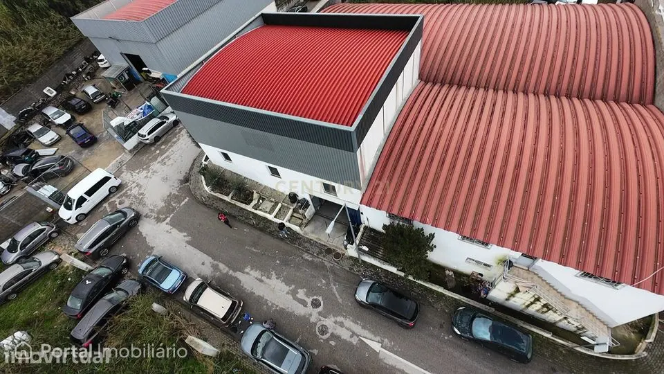 Armazém/Oficina com 2 Pisos e Entradas Independentes – Frielas