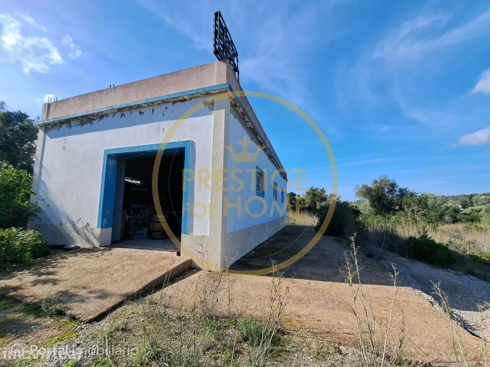 Armazém com terreno em Santa Bárbara de Nexe