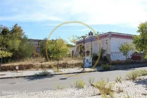 Quinta com cerca de 3979 m2 com área de construção de cerca de 1600m2