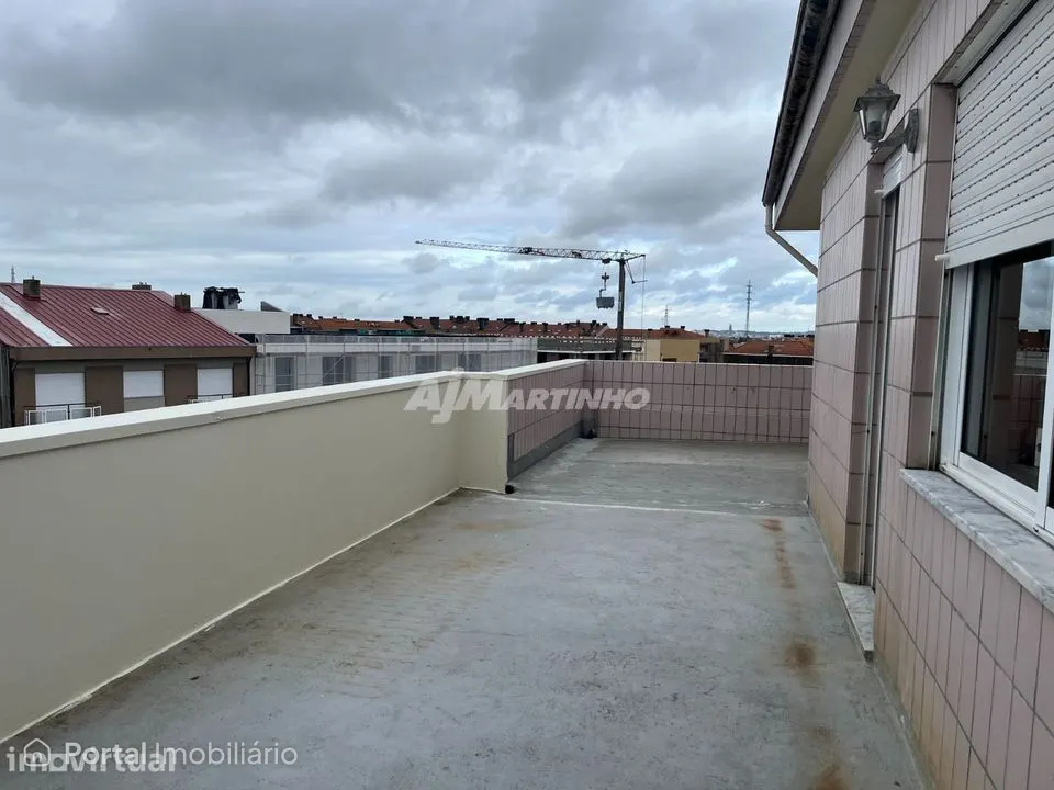 Excelente T1 com Terraço Próximo ao Hospital São João em São Mamed...