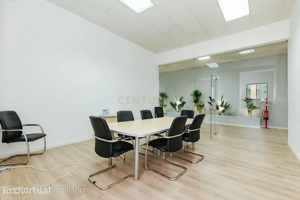 Espaço comercial/escritório à venda na Amadora