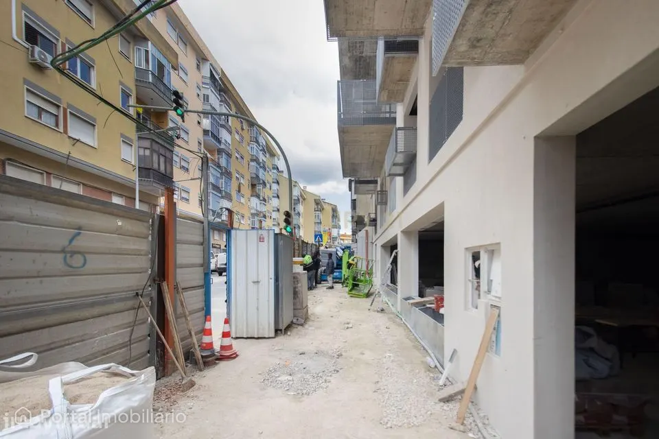 Loja nova em Sacavém | 398 m² | Planta livre