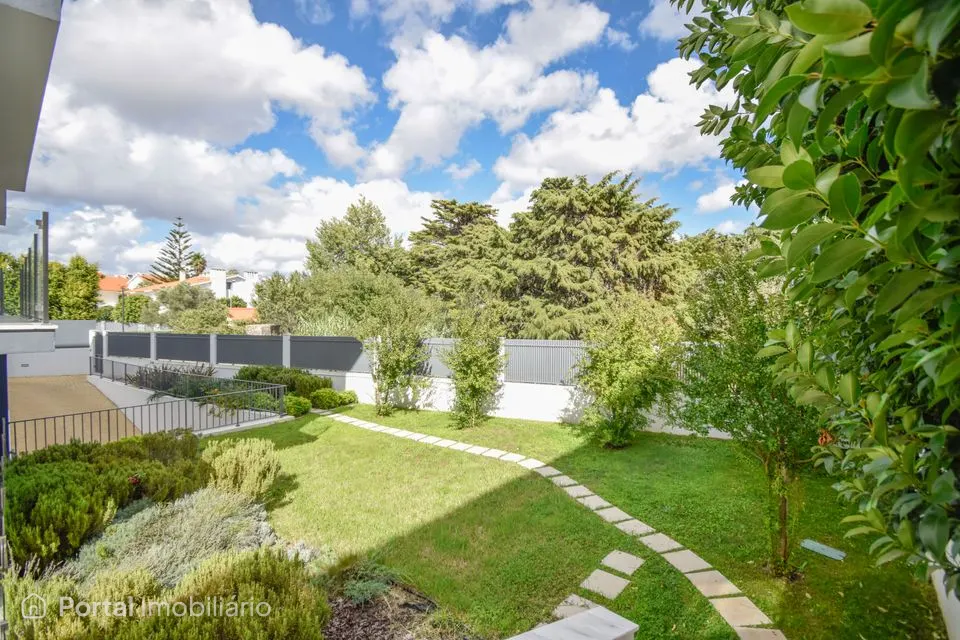 Apartamento T3 no último andar, em condomínio fechado com jardim – Alto da Parede, Cascais