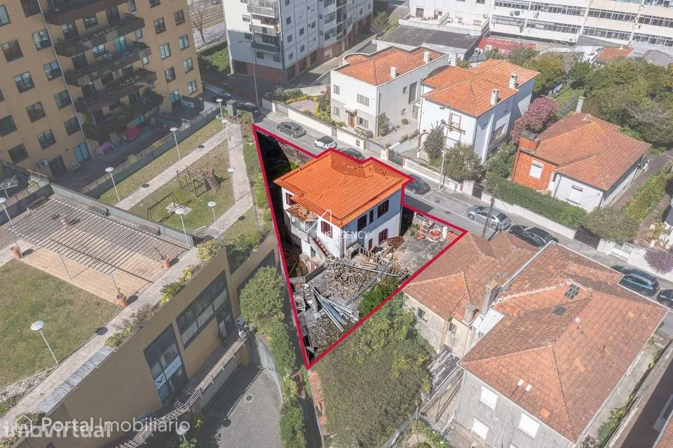 Moradia isolada para reabilitação em Gaia junto ao Corte Inglês