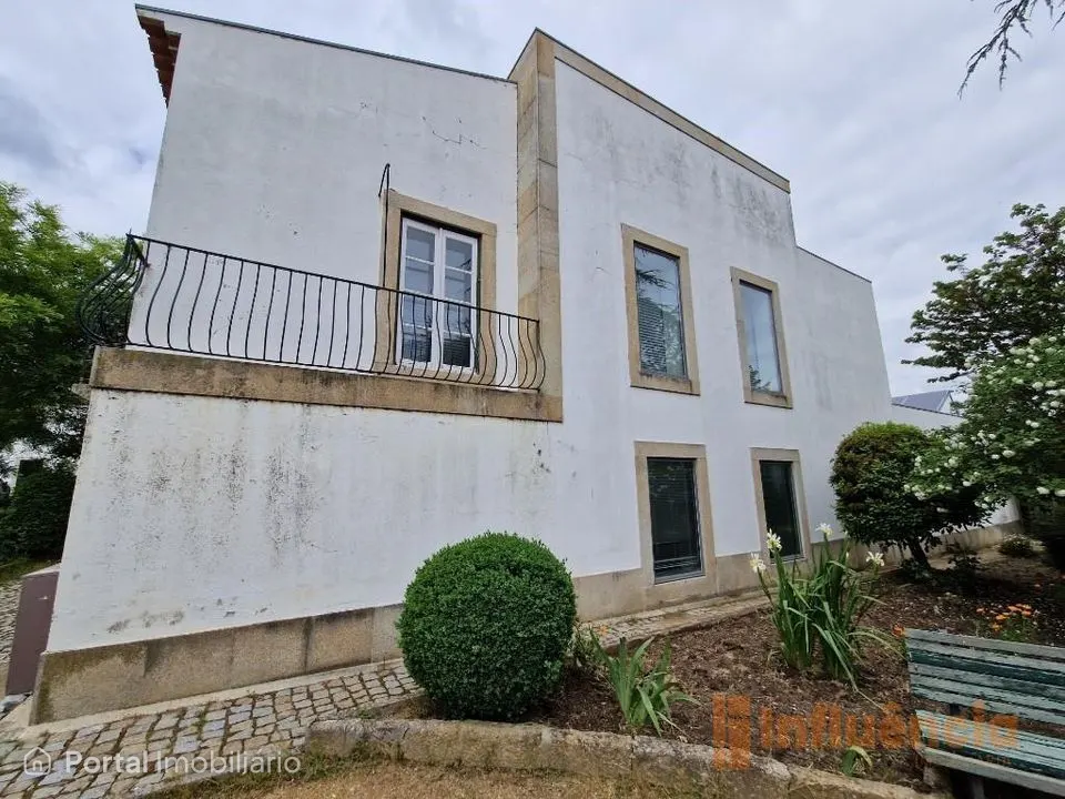 Prédio urbano em propriedade total, localizado no centro histórico da vila de Almeida