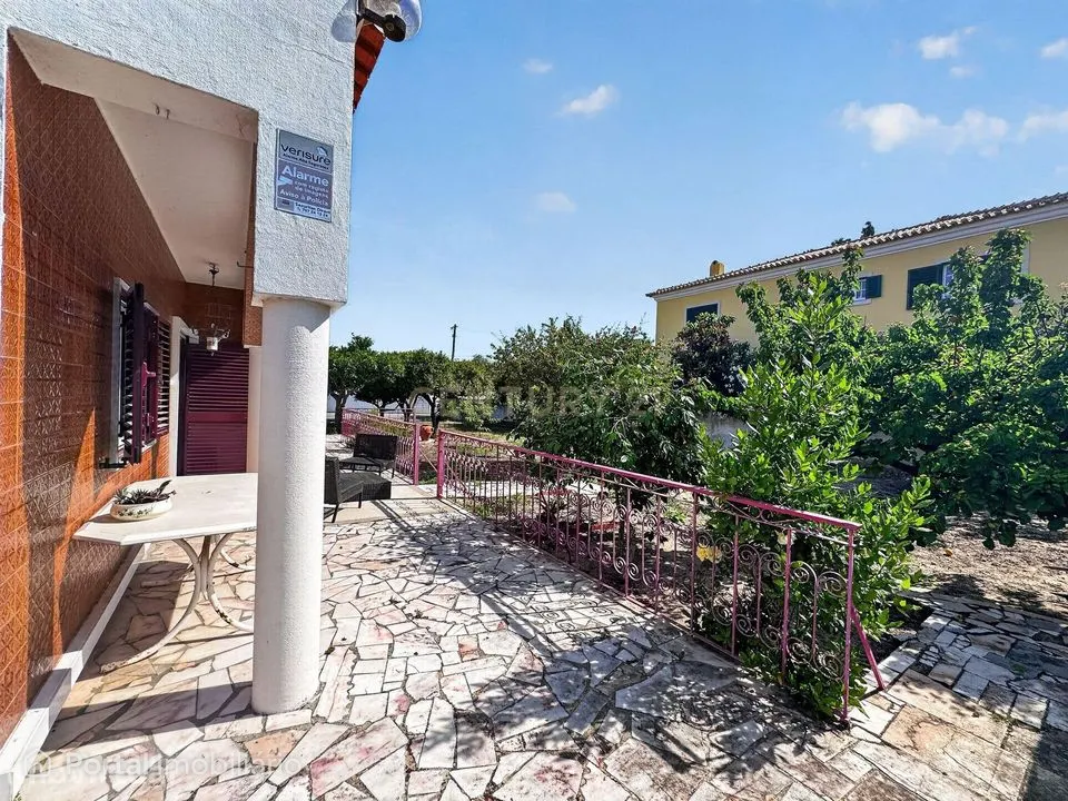 Moradia com 2 apartamentos T3 e terreno de 2022 m² (Quinta do Anjo), n