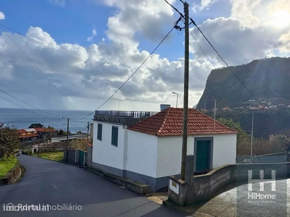 Prédio misto com moradia unifamiliar e terreno no Faial - Santana